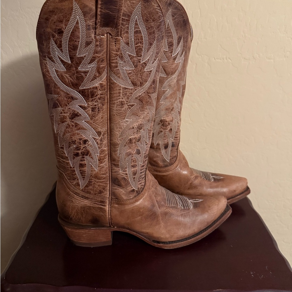 Idyllwind Wheeler Brown Western Cowboy Boots with Embroidered Design